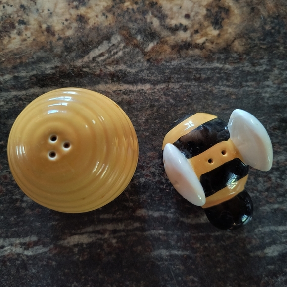 Bee & Hive salt & pepper shakers - Picture 3 of 4
